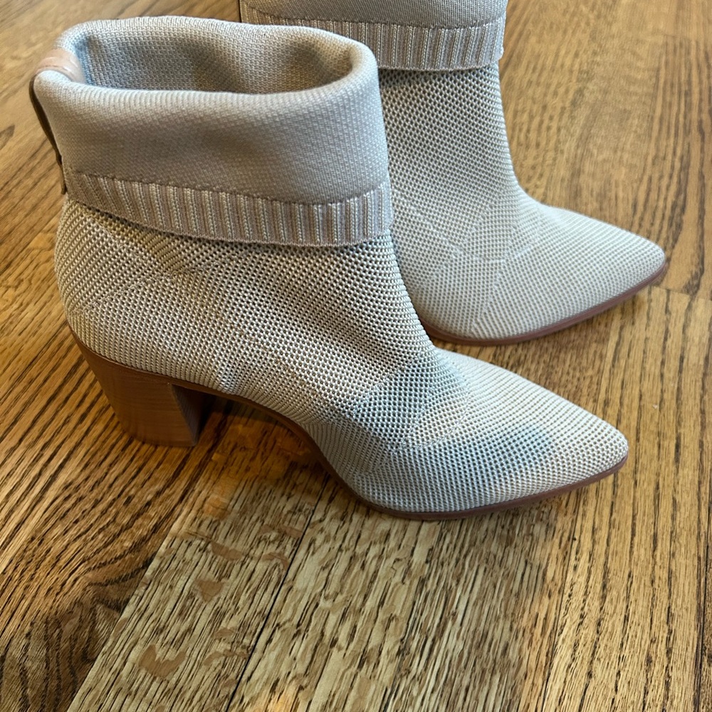 Cute, versatile knit booties - Picture 3 of 7